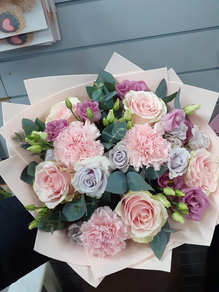 Букет цветов из: Розы, Гвоздики и Лизиантусы в Шатск Тульская область